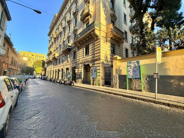 negozio in vendita a Napoli in zona Chiaia