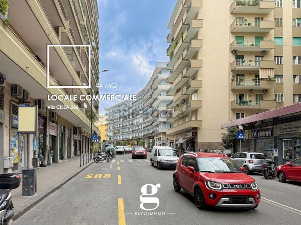 locale commerciale in vendita a Napoli in zona Vomero