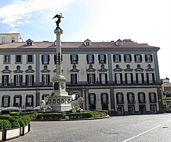 appartamento in vendita a Napoli in zona Chiaia