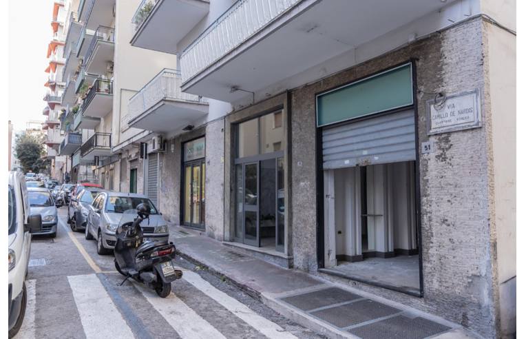 locale commerciale in vendita a Napoli in zona Vomero