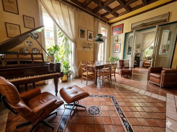 appartamento in vendita a Napoli in zona Chiaia