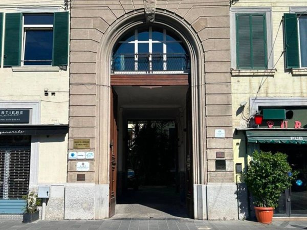 ufficio in vendita a Napoli in zona Chiaia