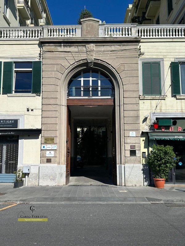 ufficio in vendita a Napoli in zona Chiaia