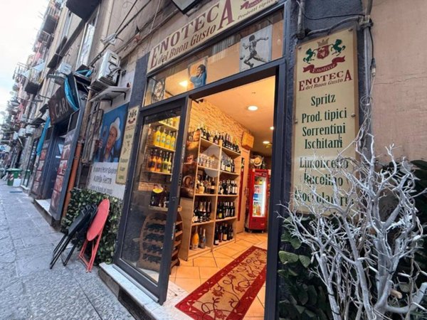 negozio in vendita a Napoli in zona Montecalvario