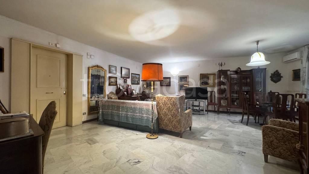 appartamento in vendita a Napoli in zona Chiaia