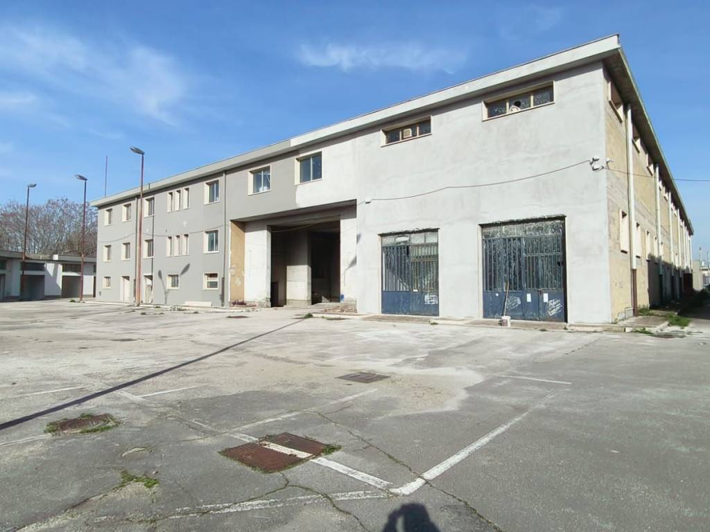 locale commerciale in vendita a Napoli in zona Scampia