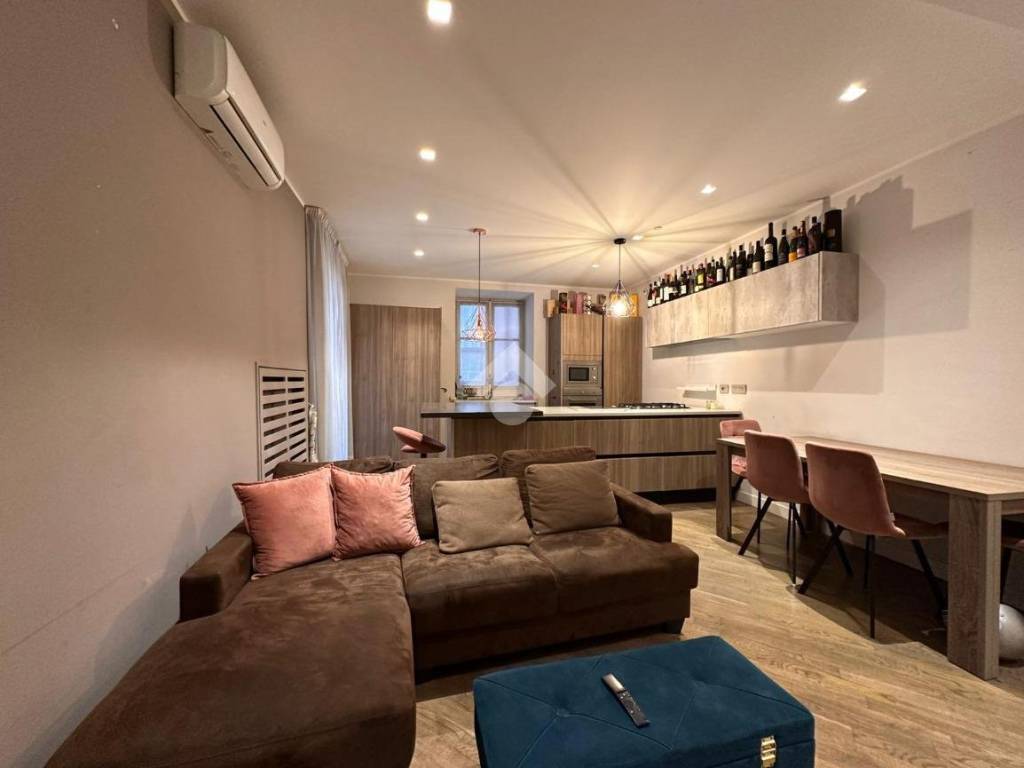 appartamento in vendita a Napoli in zona Chiaia