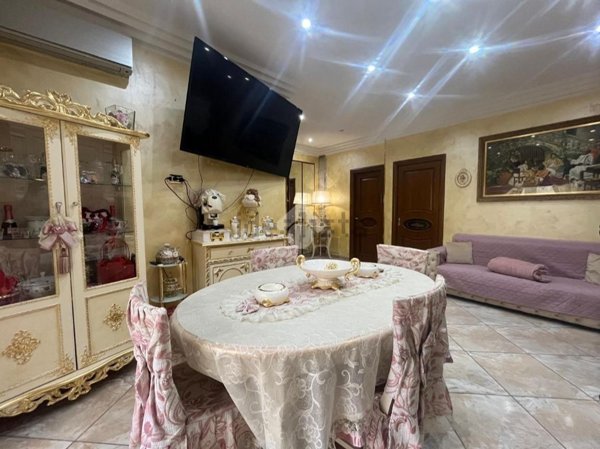 appartamento in vendita a Napoli in zona San Carlo all'Arena