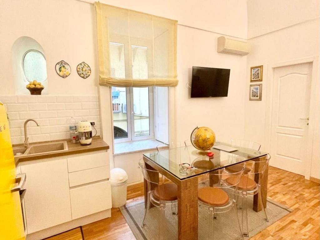 appartamento in vendita a Napoli in zona Chiaia