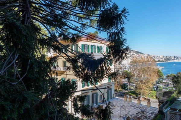 appartamento in vendita a Napoli in zona Chiaia