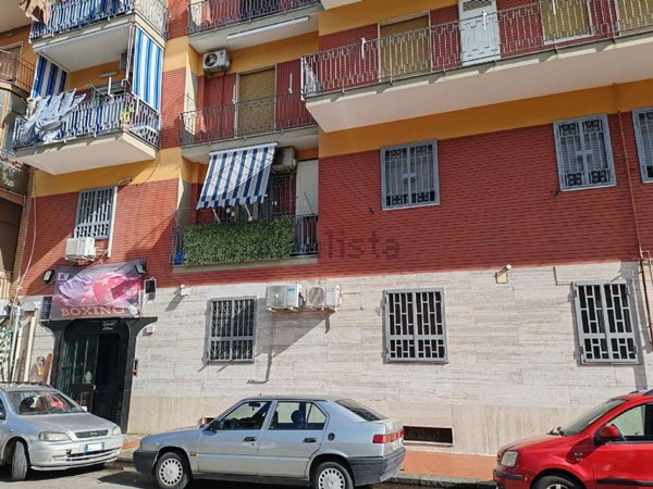 locale commerciale in vendita a Napoli in zona Secondigliano