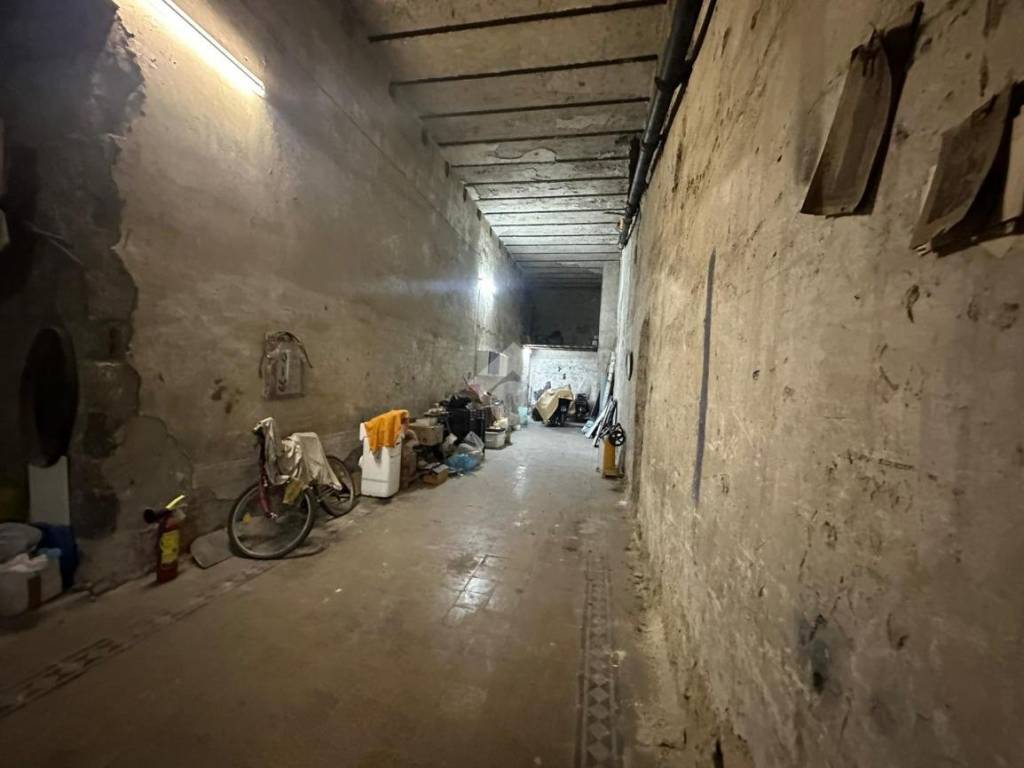 locale commerciale in vendita a Napoli in zona Vomero