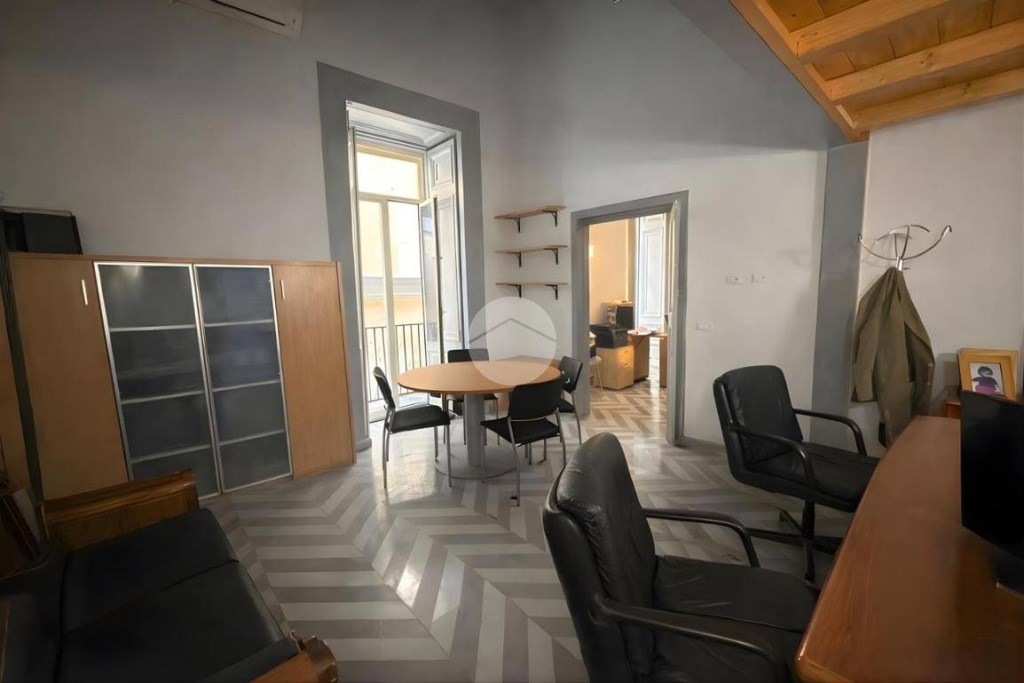 appartamento in vendita a Napoli in zona Chiaia