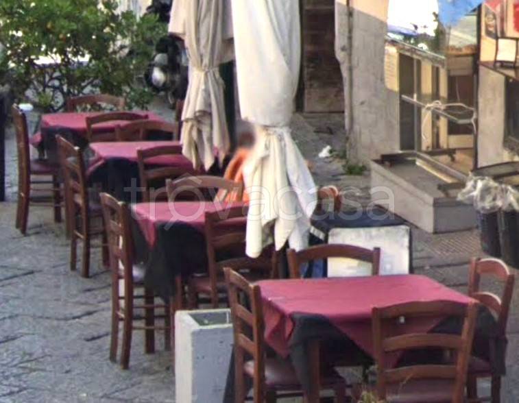 negozio in vendita a Napoli in zona San Carlo all'Arena