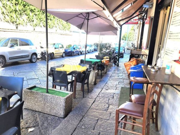 negozio in vendita a Napoli in zona San Carlo all'Arena