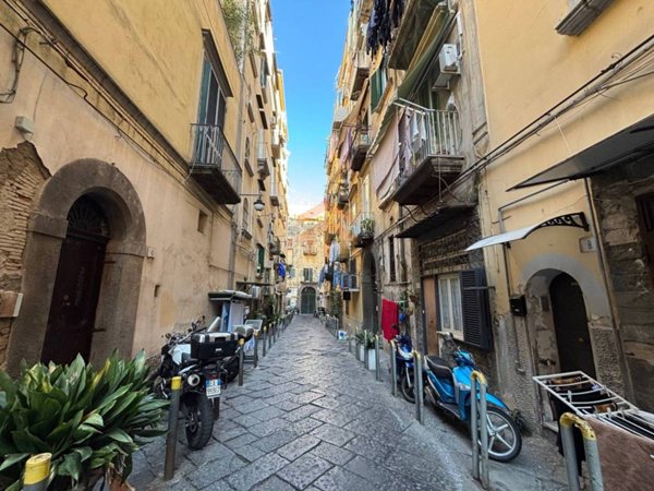 appartamento in vendita a Napoli in zona Chiaia