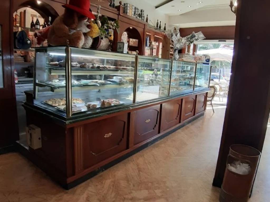 negozio in vendita a Napoli in zona Fuorigrotta