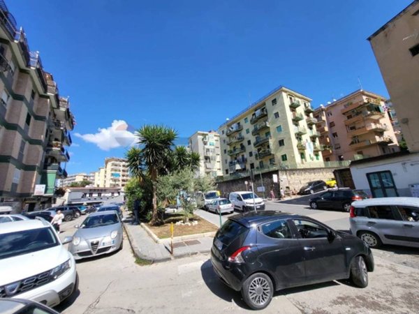 negozio in vendita a Napoli in zona Fuorigrotta
