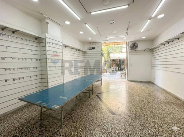 locale commerciale in vendita a Napoli in zona Porto