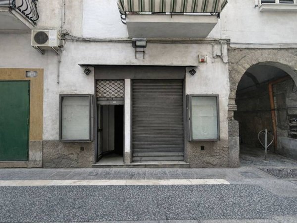 negozio in vendita a Napoli in zona Barra