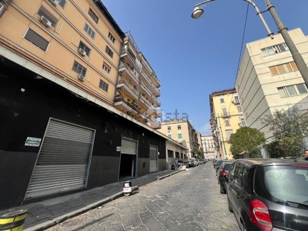 locale commerciale in vendita a Napoli in zona San Lorenzo