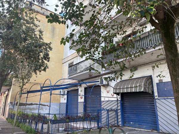 locale commerciale in vendita a Napoli in zona Barra