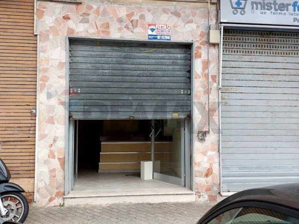 negozio in vendita a Napoli in zona Barra