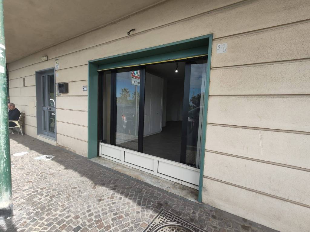 negozio in vendita a Napoli in zona Bagnoli