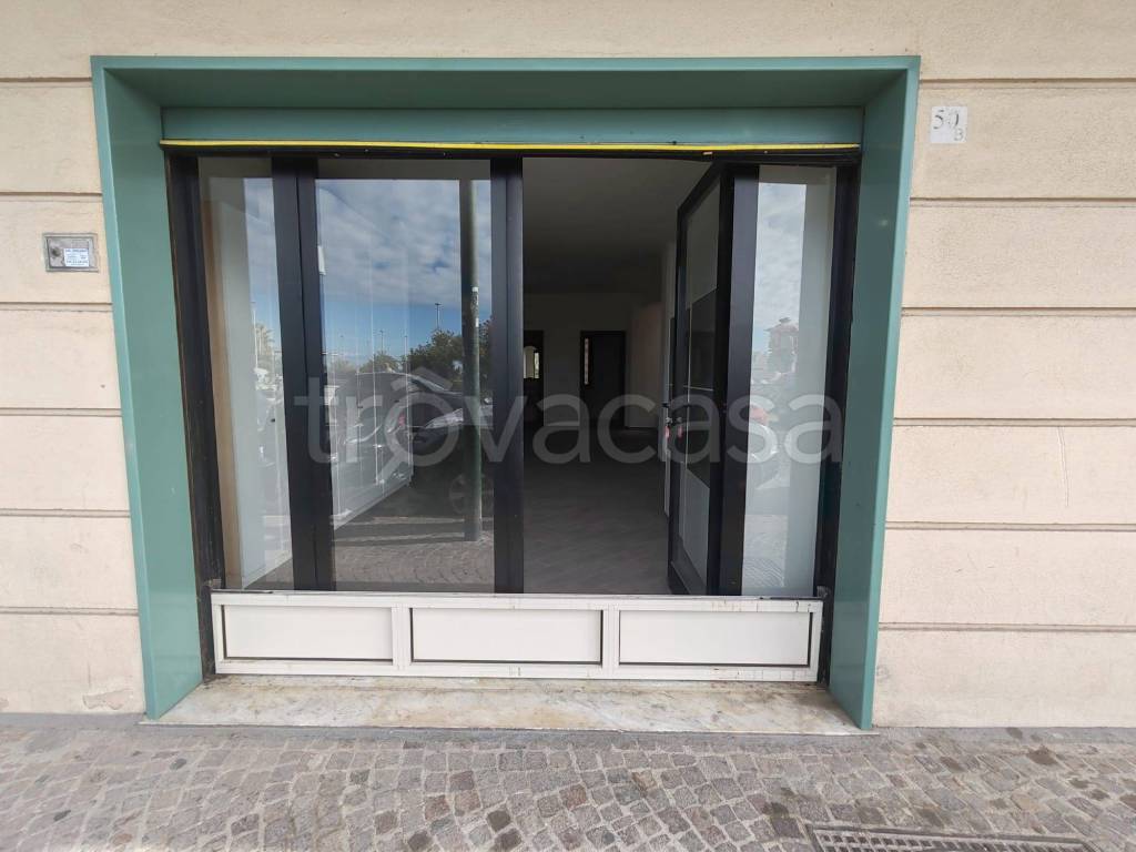 negozio in vendita a Napoli in zona Bagnoli