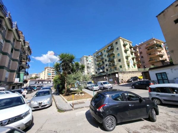 negozio in vendita a Napoli in zona Fuorigrotta