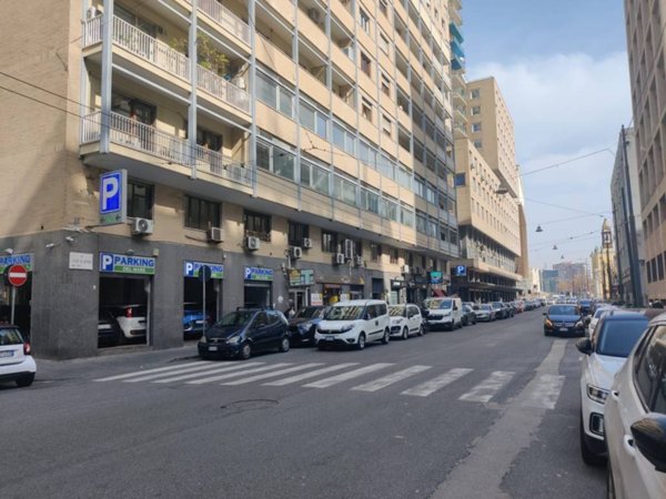 locale commerciale in vendita a Napoli in zona Porto