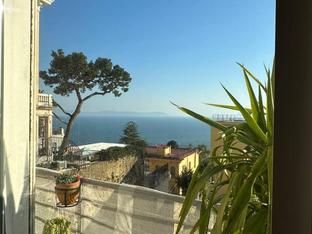 appartamento in vendita a Napoli in zona Chiaia