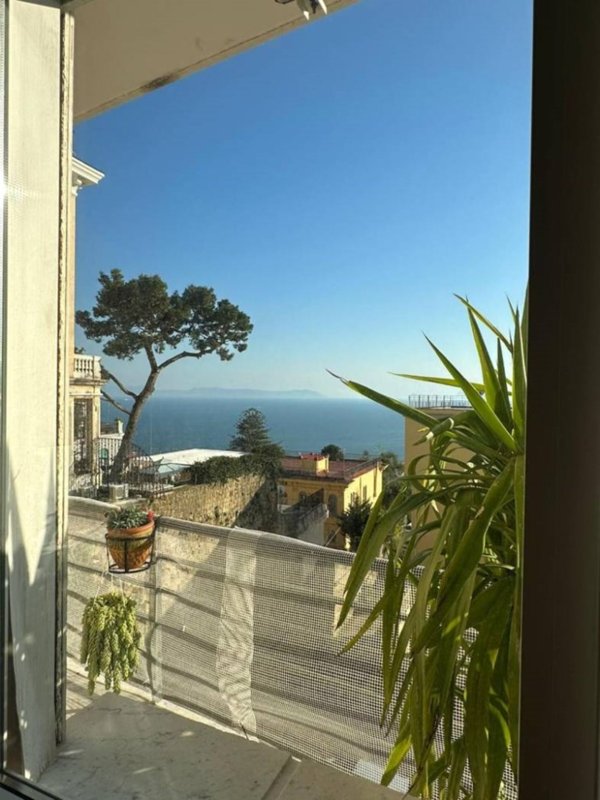 appartamento in vendita a Napoli in zona Chiaia