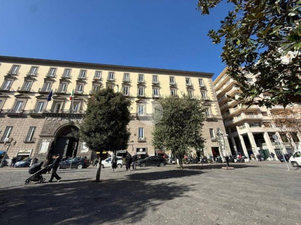 negozio in vendita a Napoli in zona Porto