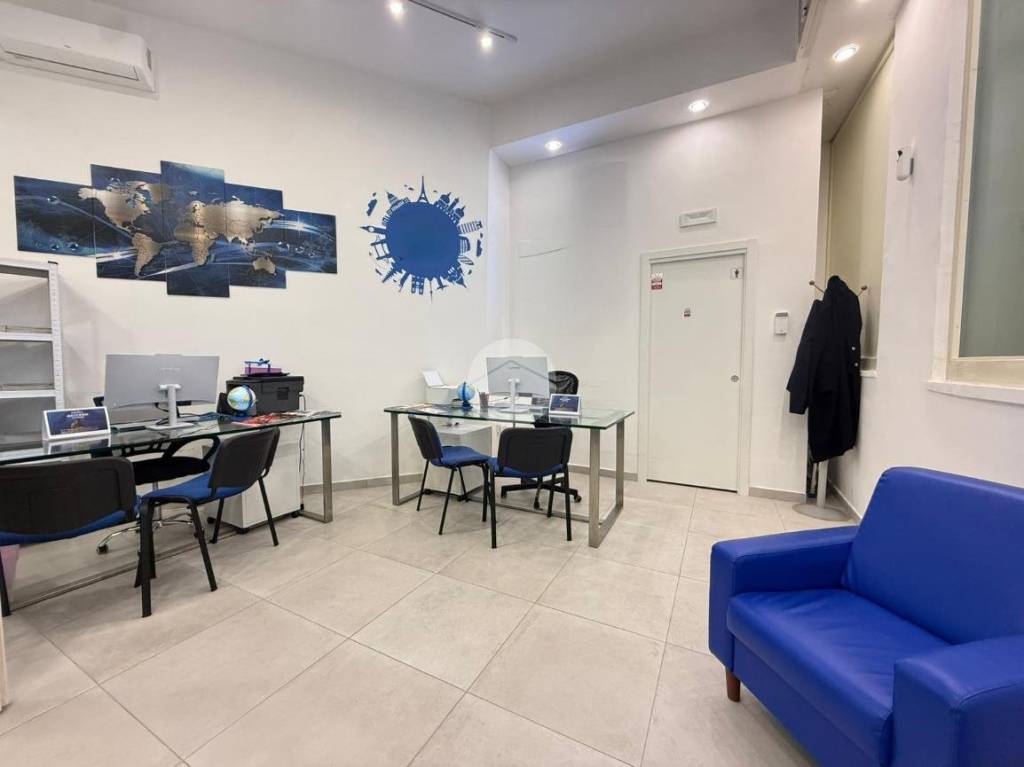 negozio in vendita a Napoli in zona Porto