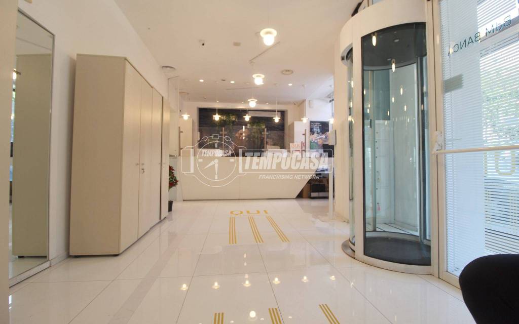 negozio in vendita a Napoli in zona Chiaia