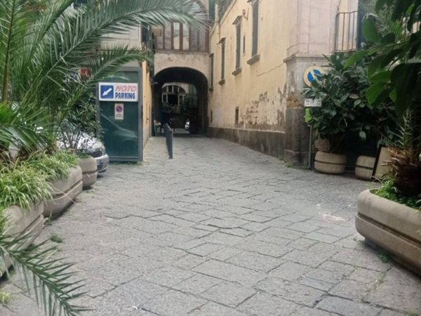 appartamento in vendita a Napoli in zona Chiaia