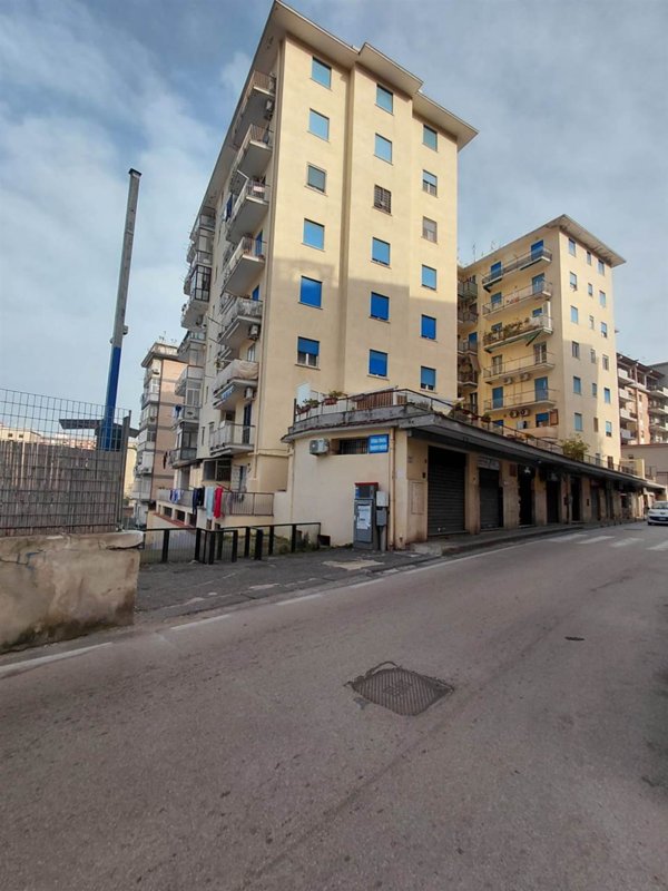 negozio in vendita a Napoli in zona Fuorigrotta