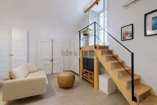 appartamento in vendita a Napoli in zona San Carlo all'Arena