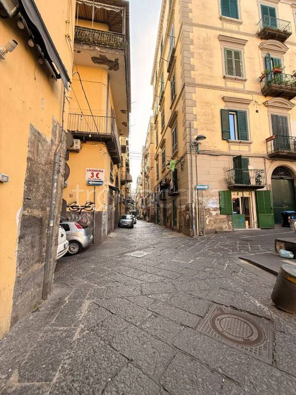 negozio in vendita a Napoli in zona Montecalvario