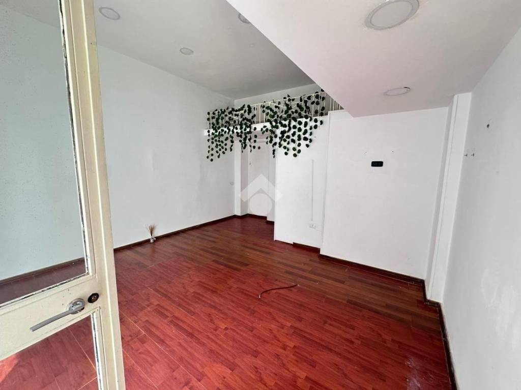 negozio in vendita a Napoli in zona Secondigliano