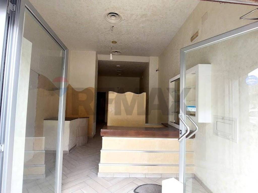 negozio in vendita a Napoli in zona San Giovanni a Teduccio
