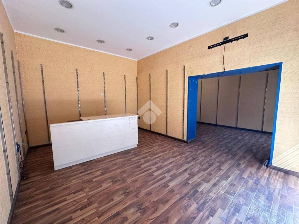 negozio in vendita a Napoli in zona Secondigliano