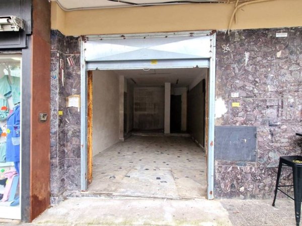 negozio in vendita a Napoli in zona Camaldoli