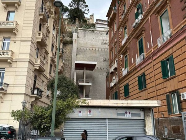 appartamento in vendita a Napoli in zona Chiaia