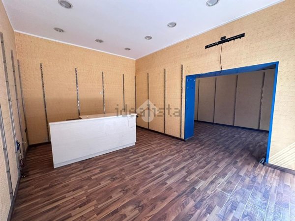 locale commerciale in vendita a Napoli in zona Secondigliano