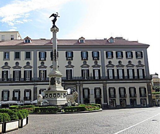 appartamento in vendita a Napoli in zona Chiaia