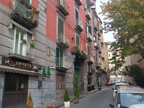 appartamento in vendita a Napoli in zona San Carlo all'Arena