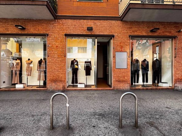 negozio in vendita a Napoli in zona Fuorigrotta