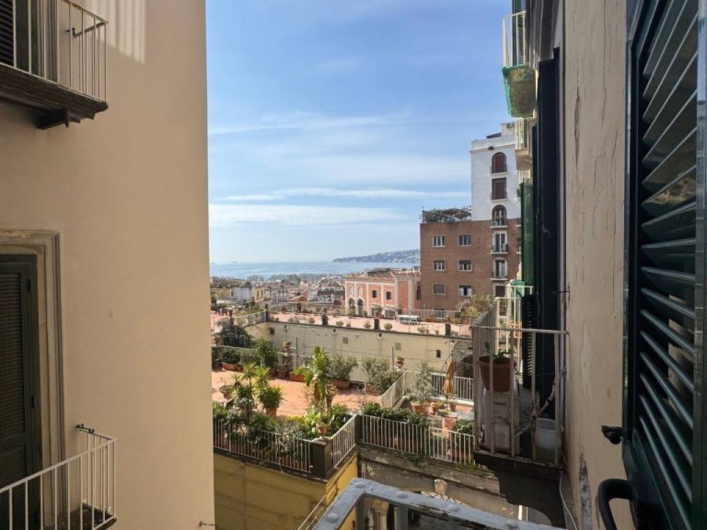 appartamento in vendita a Napoli in zona Chiaia